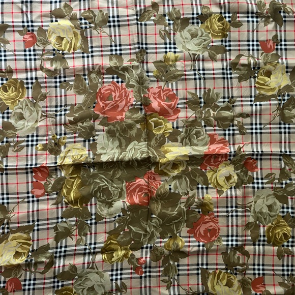 Burberry’s large 100% Silk scarf - Picture 2 of 3
